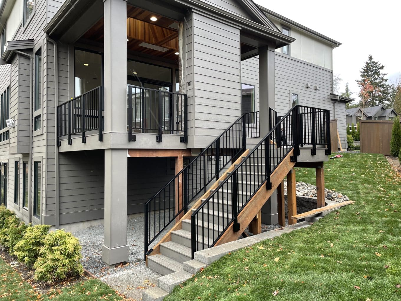 Modern Picket Railing Customizable Picket Railings for Elevated Spaces